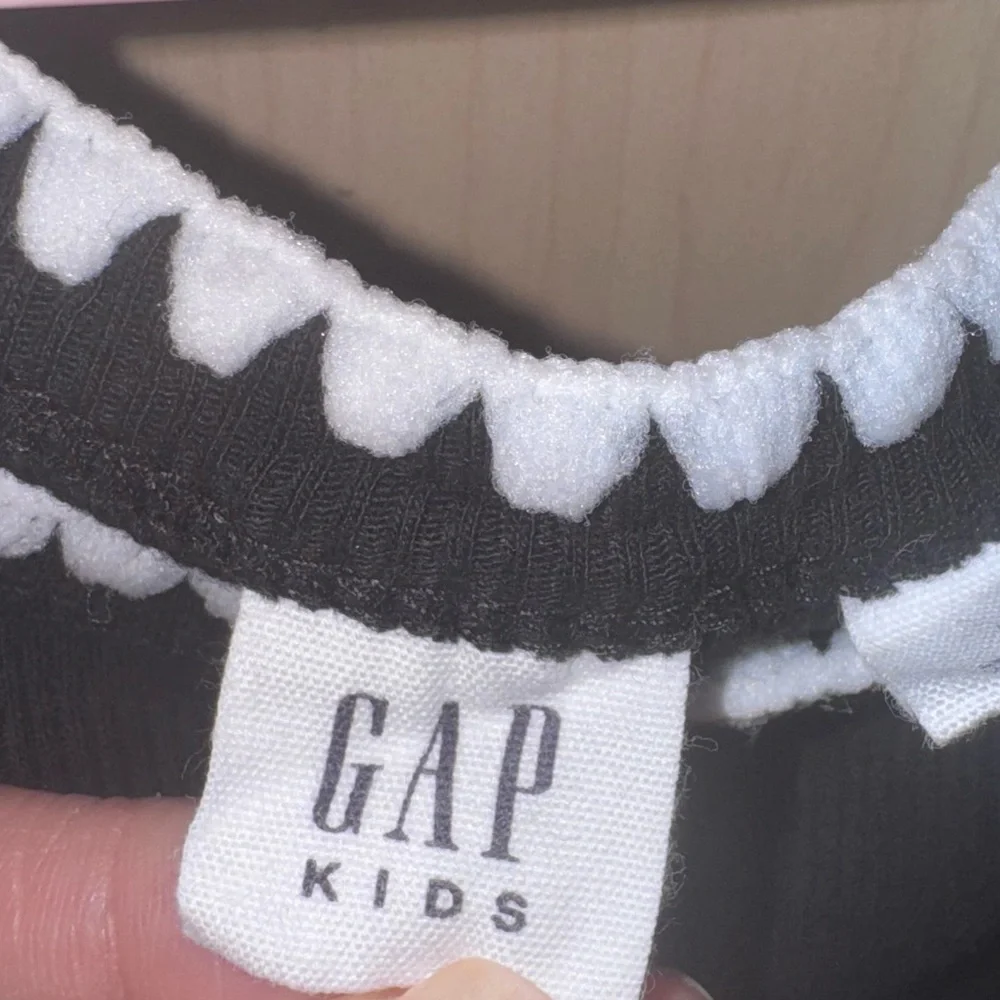 GAP Girls Black Knit Tank Top Size M 8-9 White Scallop Trim